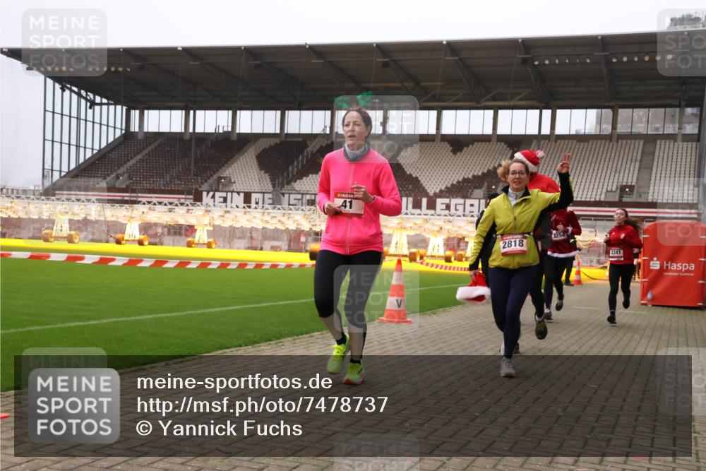 08.12.2024 - St. Pauli X-Mass-Run No. 14 Yannick Fuchs http://msf.ph/oto/7478737 08.12.2024 10:01:43 Ziel 41, 1246, 1751, 2818, 2833, 3254, 3340, 3341 meine-sportfotos.de