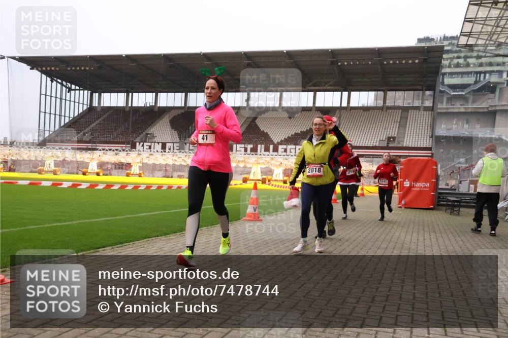 08.12.2024 - St. Pauli X-Mass-Run No. 14 Yannick Fuchs http://msf.ph/oto/7478744 08.12.2024 10:01:44 Ziel 41, 86, 1246, 1751, 2302, 2818, 2833, 3254, 3340, 3341 meine-sportfotos.de