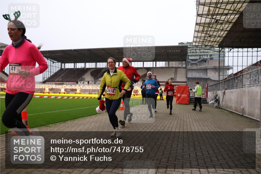 08.12.2024 - St. Pauli X-Mass-Run No. 14 Yannick Fuchs http://msf.ph/oto/7478755 08.12.2024 10:01:44 Ziel 41, 86, 1246, 1751, 2302, 2818, 2833, 3254, 3340, 3341 meine-sportfotos.de