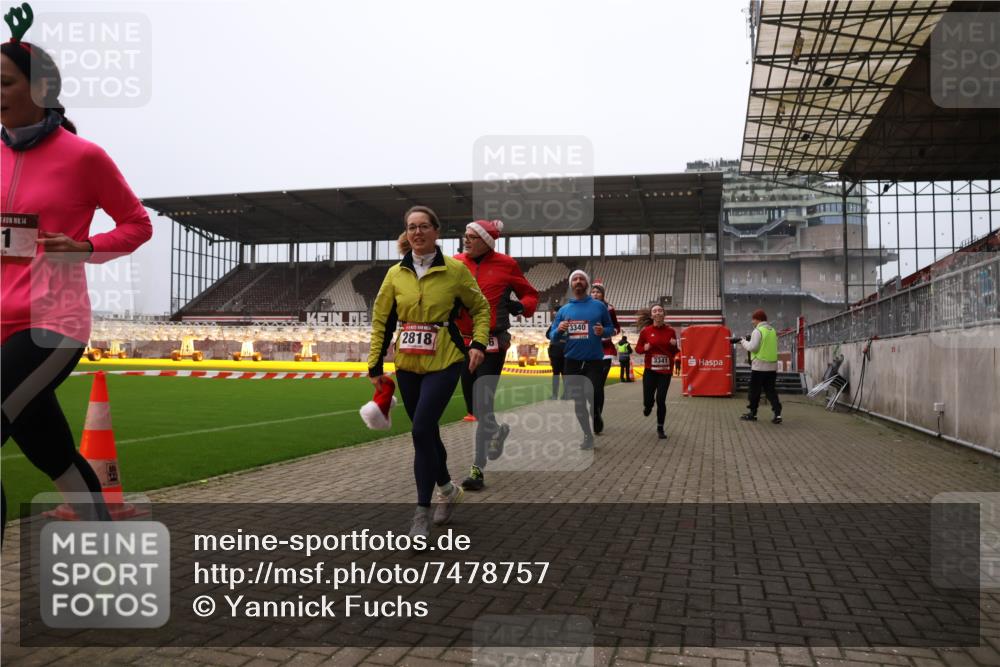 08.12.2024 - St. Pauli X-Mass-Run No. 14 Yannick Fuchs http://msf.ph/oto/7478757 08.12.2024 10:01:45 Ziel 41, 86, 1246, 1751, 2302, 2361, 2362, 2818, 2826, 2833, 3254, 3340, 3341 meine-sportfotos.de