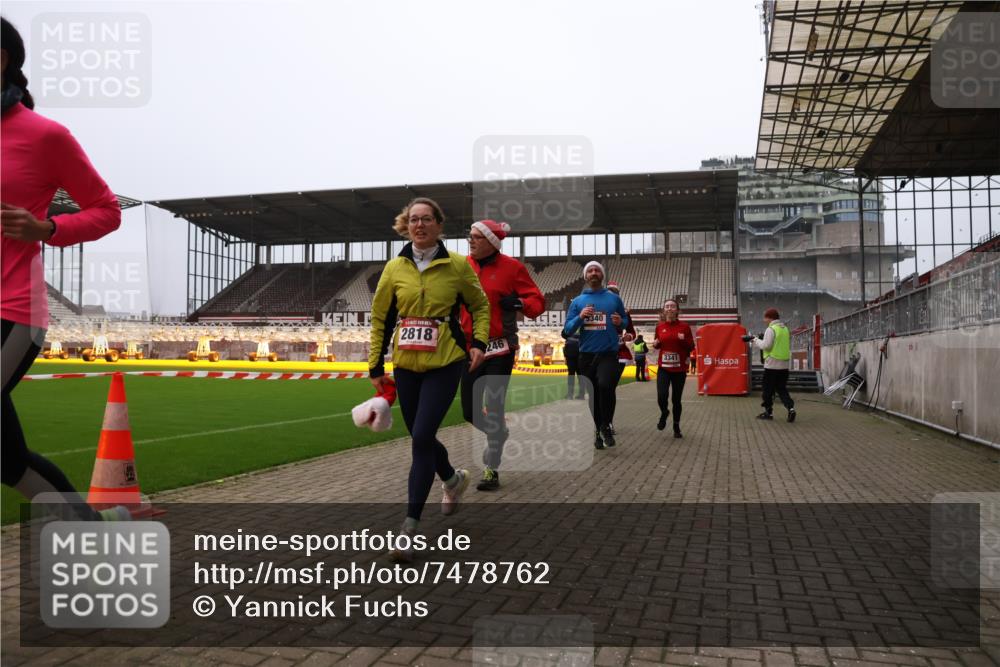 08.12.2024 - St. Pauli X-Mass-Run No. 14 Yannick Fuchs http://msf.ph/oto/7478762 08.12.2024 10:01:45 Ziel 41, 86, 1246, 1751, 2302, 2361, 2362, 2818, 2826, 2833, 3254, 3340, 3341 meine-sportfotos.de