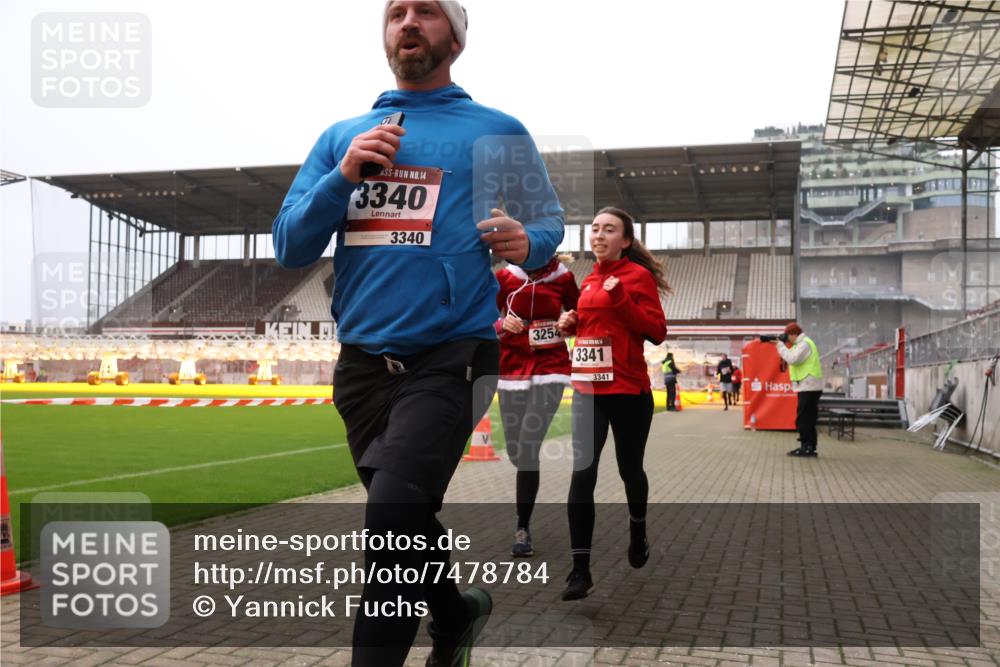 08.12.2024 - St. Pauli X-Mass-Run No. 14 Yannick Fuchs http://msf.ph/oto/7478784 08.12.2024 10:01:46 Ziel 41, 86, 1246, 1751, 2302, 2361, 2362, 2818, 2826, 2833, 3093, 3254, 3340, 3341 meine-sportfotos.de