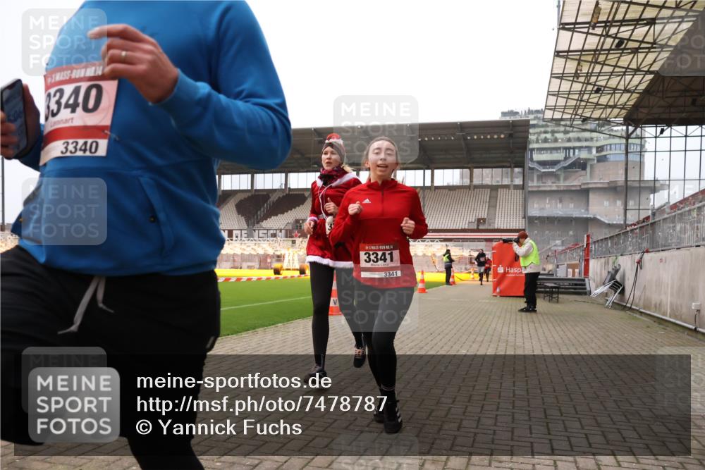 08.12.2024 - St. Pauli X-Mass-Run No. 14 Yannick Fuchs http://msf.ph/oto/7478787 08.12.2024 10:01:46 Ziel 41, 86, 1246, 1751, 2302, 2361, 2362, 2818, 2826, 2833, 3093, 3254, 3340, 3341 meine-sportfotos.de