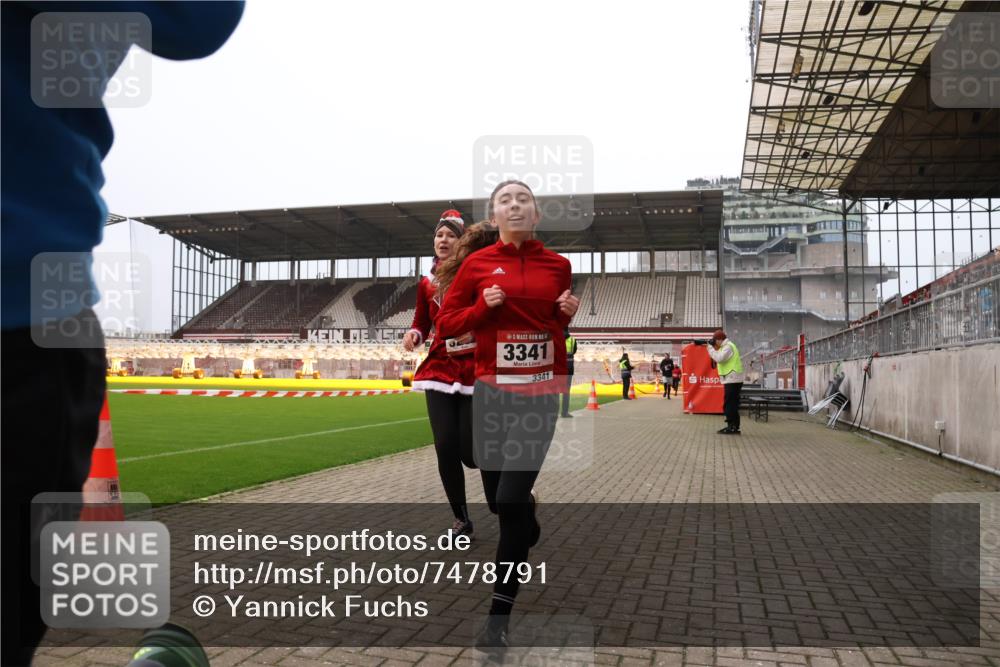 08.12.2024 - St. Pauli X-Mass-Run No. 14 Yannick Fuchs http://msf.ph/oto/7478791 08.12.2024 10:01:47 Ziel 41, 86, 1246, 1751, 2302, 2361, 2362, 2818, 2826, 2833, 3093, 3254, 3340, 3341 meine-sportfotos.de