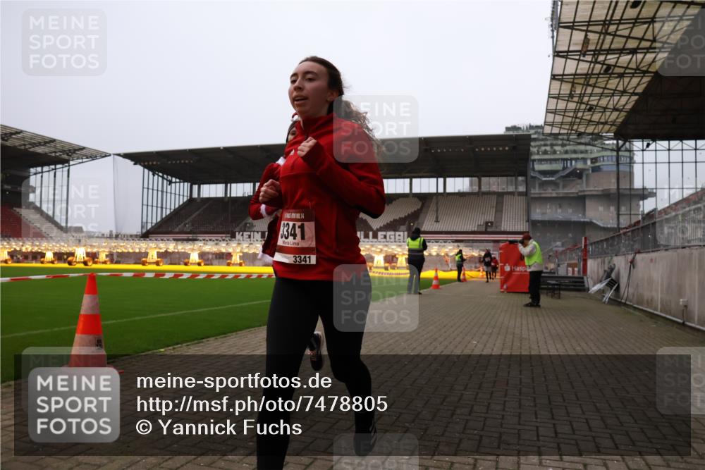 08.12.2024 - St. Pauli X-Mass-Run No. 14 Yannick Fuchs http://msf.ph/oto/7478805 08.12.2024 10:01:47 Ziel 41, 86, 1246, 1751, 2302, 2361, 2362, 2818, 2826, 2833, 3093, 3254, 3340, 3341 meine-sportfotos.de