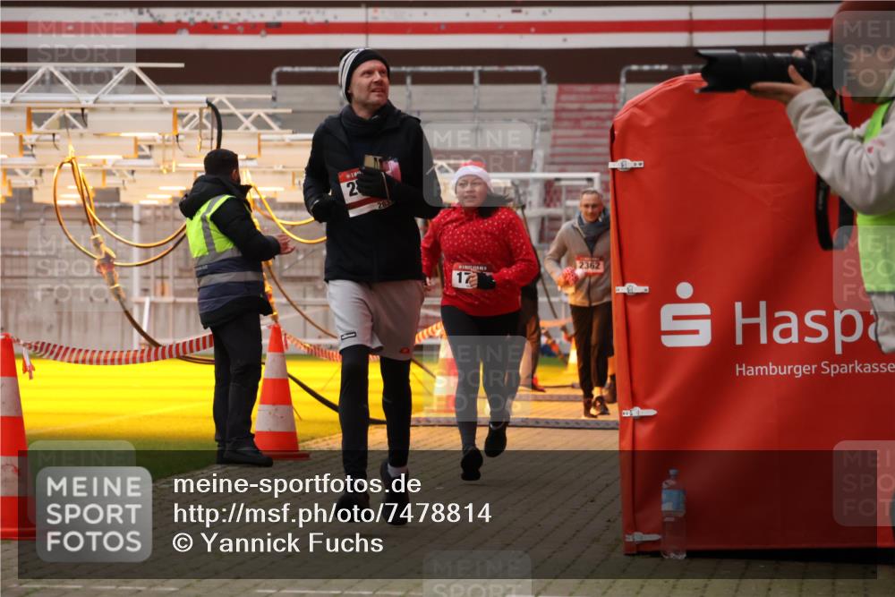 08.12.2024 - St. Pauli X-Mass-Run No. 14 Yannick Fuchs http://msf.ph/oto/7478814 08.12.2024 10:01:49 Ziel 41, 86, 1246, 1751, 2302, 2361, 2362, 2818, 2826, 2833, 3093, 3254, 3340, 3341 meine-sportfotos.de