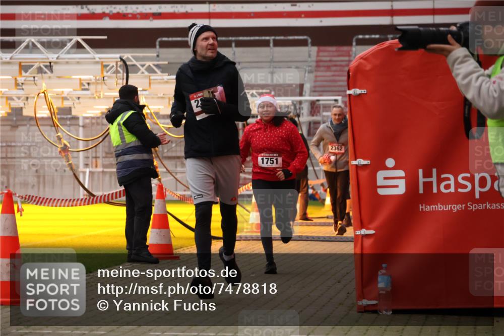 08.12.2024 - St. Pauli X-Mass-Run No. 14 Yannick Fuchs http://msf.ph/oto/7478818 08.12.2024 10:01:50 Ziel 41, 86, 1246, 1751, 2302, 2361, 2362, 2818, 2826, 2833, 3093, 3254, 3340, 3341 meine-sportfotos.de