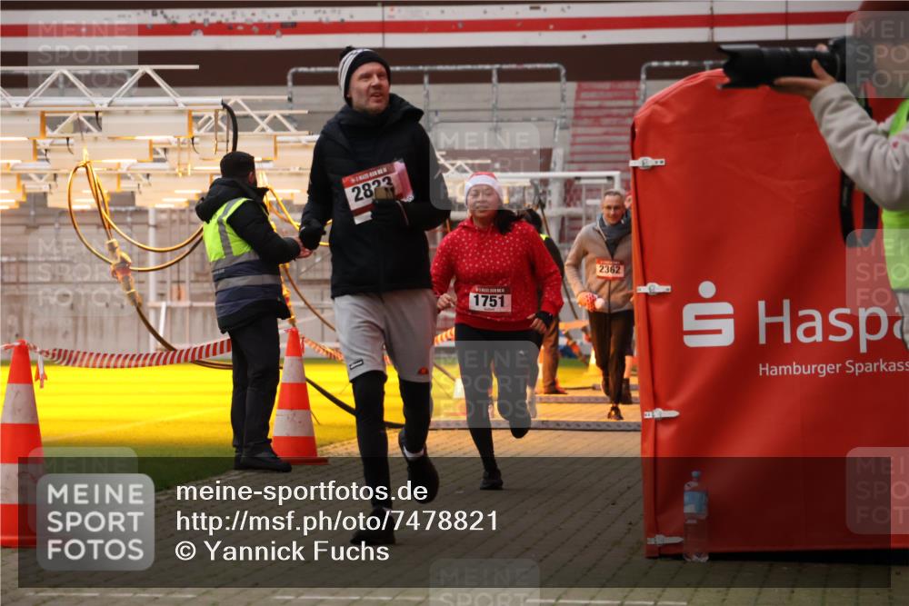 08.12.2024 - St. Pauli X-Mass-Run No. 14 Yannick Fuchs http://msf.ph/oto/7478821 08.12.2024 10:01:50 Ziel 41, 86, 1246, 1751, 2302, 2361, 2362, 2818, 2826, 2833, 3093, 3254, 3340, 3341 meine-sportfotos.de