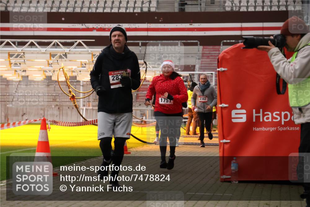 08.12.2024 - St. Pauli X-Mass-Run No. 14 Yannick Fuchs http://msf.ph/oto/7478824 08.12.2024 10:01:51 Ziel 41, 86, 1246, 1751, 2302, 2361, 2362, 2817, 2818, 2826, 2833, 3093, 3254, 3340, 3341 meine-sportfotos.de
