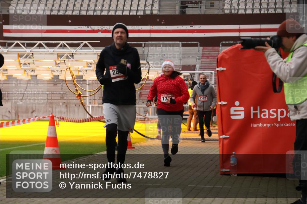 08.12.2024 - St. Pauli X-Mass-Run No. 14 Yannick Fuchs http://msf.ph/oto/7478827 08.12.2024 10:01:51 Ziel 41, 86, 1246, 1751, 2302, 2361, 2362, 2817, 2818, 2826, 2833, 3093, 3254, 3340, 3341 meine-sportfotos.de