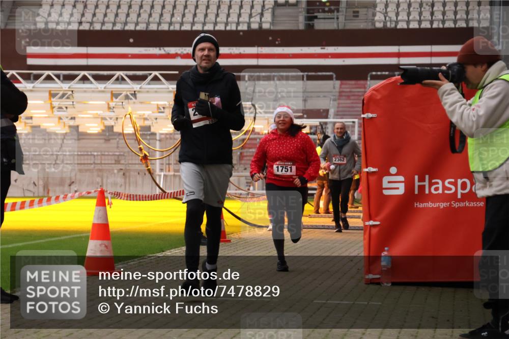 08.12.2024 - St. Pauli X-Mass-Run No. 14 Yannick Fuchs http://msf.ph/oto/7478829 08.12.2024 10:01:51 Ziel 41, 86, 1246, 1751, 2302, 2361, 2362, 2817, 2818, 2826, 2833, 3093, 3254, 3340, 3341 meine-sportfotos.de