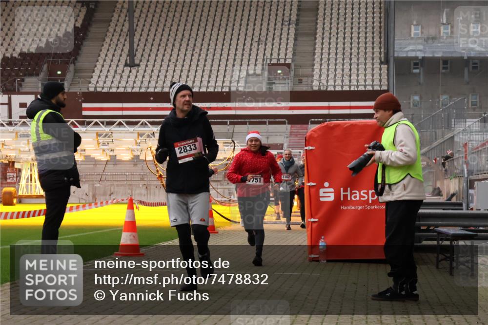 08.12.2024 - St. Pauli X-Mass-Run No. 14 Yannick Fuchs http://msf.ph/oto/7478832 08.12.2024 10:01:52 Ziel 86, 1246, 1751, 2302, 2361, 2362, 2817, 2818, 2826, 2833, 3093, 3254, 3341 meine-sportfotos.de
