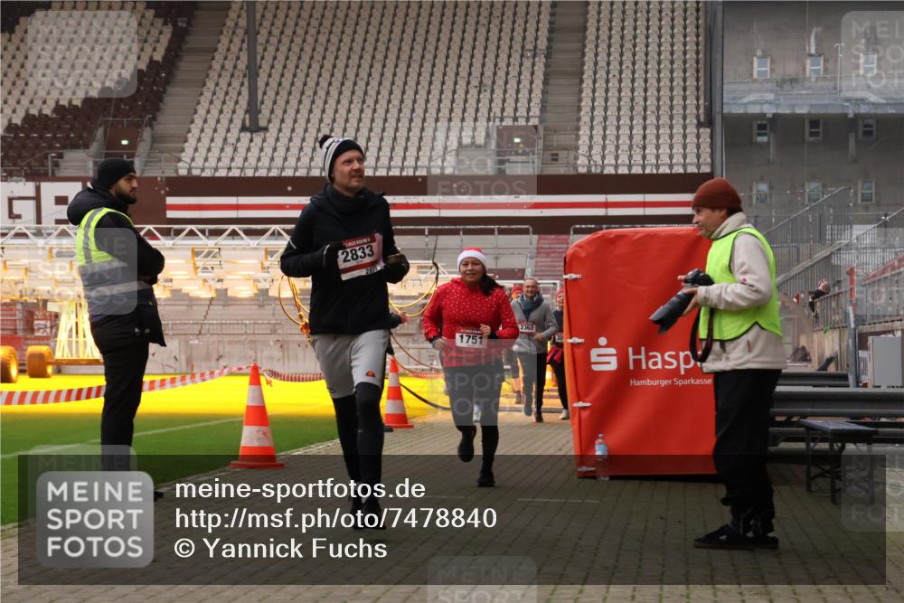 08.12.2024 - St. Pauli X-Mass-Run No. 14 Yannick Fuchs http://msf.ph/oto/7478840 08.12.2024 10:01:52 Ziel 86, 1246, 1751, 2302, 2361, 2362, 2817, 2818, 2826, 2833, 3093, 3254, 3341 meine-sportfotos.de