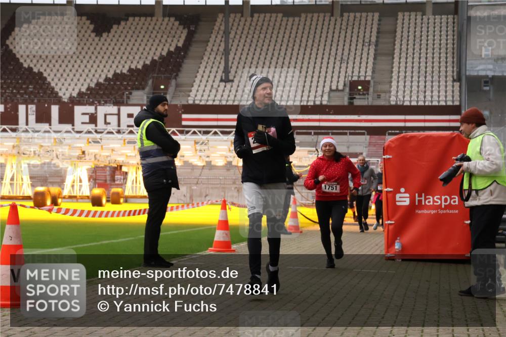 08.12.2024 - St. Pauli X-Mass-Run No. 14 Yannick Fuchs http://msf.ph/oto/7478841 08.12.2024 10:01:52 Ziel 86, 1246, 1751, 2302, 2361, 2362, 2817, 2818, 2826, 2833, 3093, 3254, 3341 meine-sportfotos.de