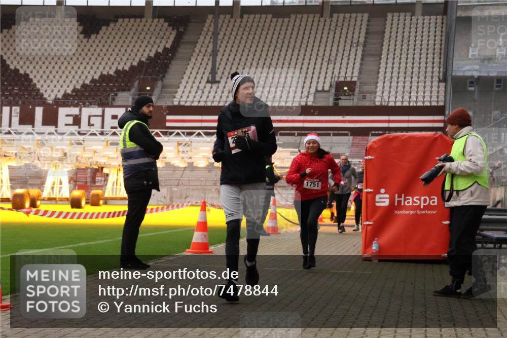 08.12.2024 - St. Pauli X-Mass-Run No. 14 Yannick Fuchs http://msf.ph/oto/7478844 08.12.2024 10:01:52 Ziel 86, 1246, 1751, 2302, 2361, 2362, 2817, 2818, 2826, 2833, 3093, 3254, 3341 meine-sportfotos.de