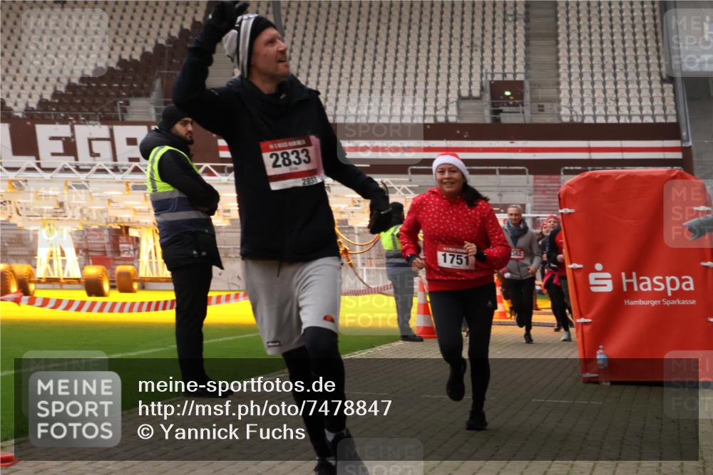 08.12.2024 - St. Pauli X-Mass-Run No. 14 Yannick Fuchs http://msf.ph/oto/7478847 08.12.2024 10:01:53 Ziel 86, 1246, 1751, 2302, 2361, 2362, 2817, 2818, 2826, 2833, 3093, 3254 meine-sportfotos.de