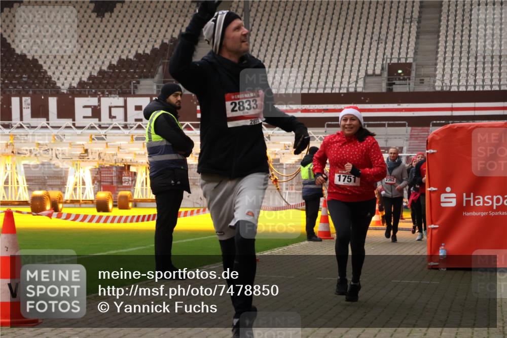 08.12.2024 - St. Pauli X-Mass-Run No. 14 Yannick Fuchs http://msf.ph/oto/7478850 08.12.2024 10:01:53 Ziel 86, 1246, 1751, 2302, 2361, 2362, 2817, 2818, 2826, 2833, 3093, 3254 meine-sportfotos.de