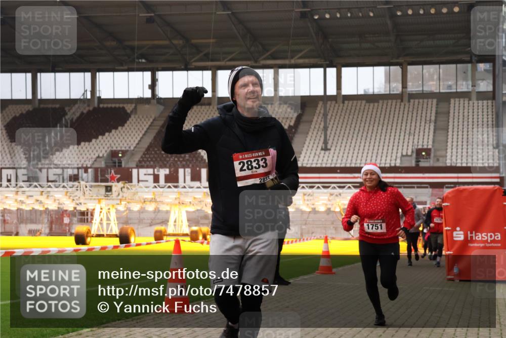08.12.2024 - St. Pauli X-Mass-Run No. 14 Yannick Fuchs http://msf.ph/oto/7478857 08.12.2024 10:01:54 Ziel 86, 1246, 1751, 2302, 2361, 2362, 2817, 2818, 2826, 2833, 2965, 3093, 3254 meine-sportfotos.de