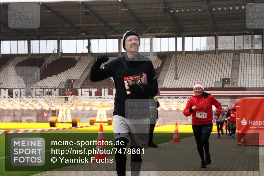 08.12.2024 - St. Pauli X-Mass-Run No. 14 Yannick Fuchs http://msf.ph/oto/7478861 08.12.2024 10:01:54 Ziel 86, 1246, 1751, 2302, 2361, 2362, 2817, 2818, 2826, 2833, 2965, 3093, 3254 meine-sportfotos.de