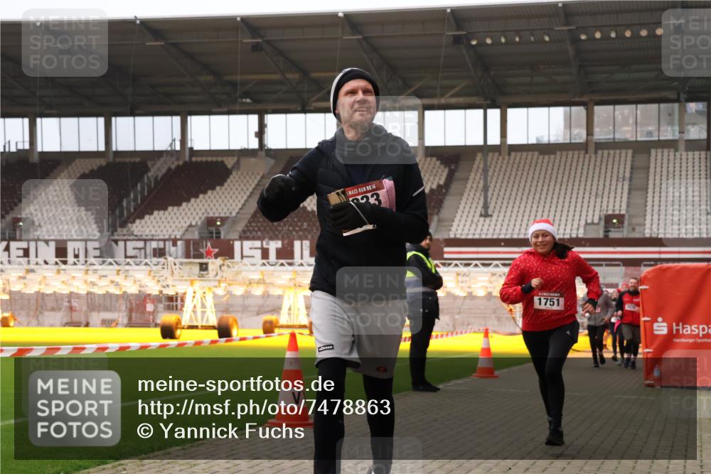 08.12.2024 - St. Pauli X-Mass-Run No. 14 Yannick Fuchs http://msf.ph/oto/7478863 08.12.2024 10:01:54 Ziel 86, 1246, 1751, 2302, 2361, 2362, 2817, 2818, 2826, 2833, 2965, 3093, 3254 meine-sportfotos.de