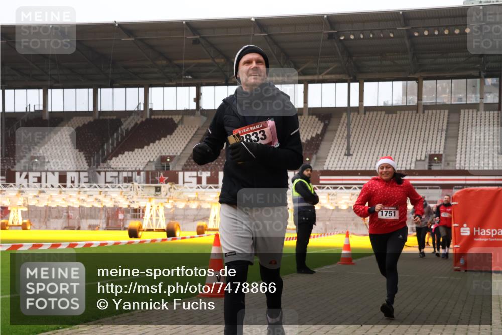 08.12.2024 - St. Pauli X-Mass-Run No. 14 Yannick Fuchs http://msf.ph/oto/7478866 08.12.2024 10:01:54 Ziel 86, 1246, 1751, 2302, 2361, 2362, 2817, 2818, 2826, 2833, 2965, 3093, 3254 meine-sportfotos.de
