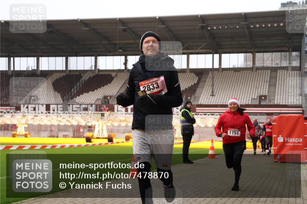 08.12.2024 - St. Pauli X-Mass-Run No. 14 Yannick Fuchs http://msf.ph/oto/7478870 08.12.2024 10:01:55 Ziel 86, 1246, 1751, 1784, 2302, 2361, 2362, 2817, 2826, 2833, 2965, 3093, 3254, 3304 meine-sportfotos.de
