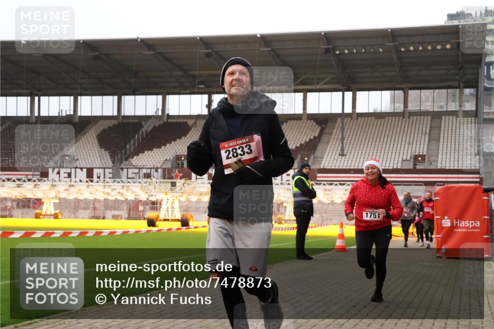 08.12.2024 - St. Pauli X-Mass-Run No. 14 Yannick Fuchs http://msf.ph/oto/7478873 08.12.2024 10:01:55 Ziel 86, 1246, 1751, 1784, 2302, 2361, 2362, 2817, 2826, 2833, 2965, 3093, 3254, 3304 meine-sportfotos.de