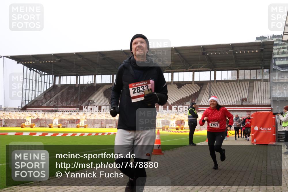 08.12.2024 - St. Pauli X-Mass-Run No. 14 Yannick Fuchs http://msf.ph/oto/7478880 08.12.2024 10:01:55 Ziel 86, 1246, 1751, 1784, 2302, 2361, 2362, 2817, 2826, 2833, 2965, 3093, 3254, 3304 meine-sportfotos.de