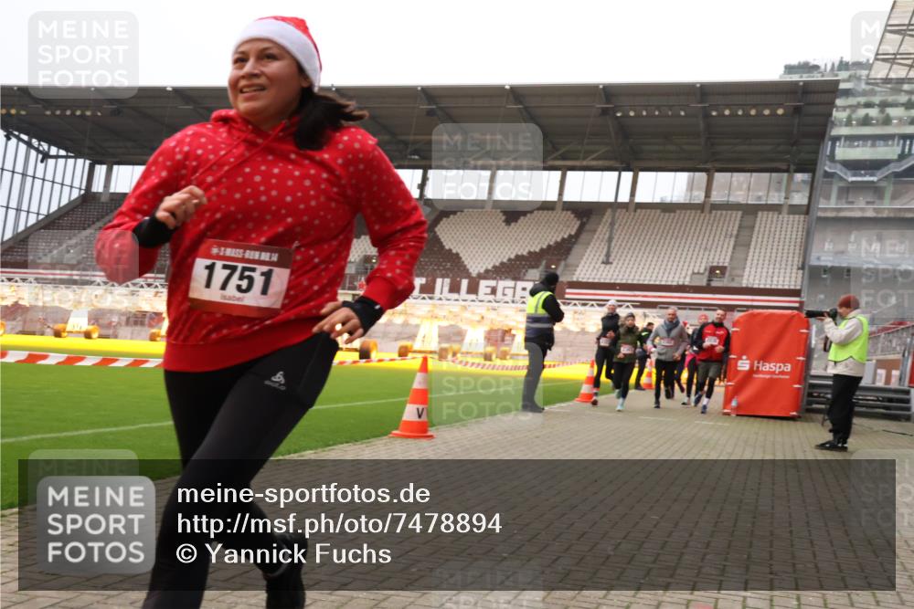 08.12.2024 - St. Pauli X-Mass-Run No. 14 Yannick Fuchs http://msf.ph/oto/7478894 08.12.2024 10:01:56 Ziel 86, 1751, 1784, 2302, 2361, 2362, 2817, 2826, 2833, 2965, 3093, 3254, 3304 meine-sportfotos.de