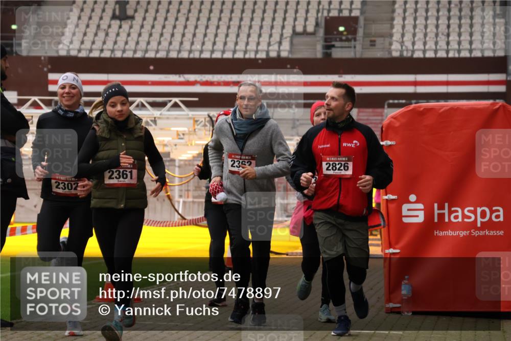 08.12.2024 - St. Pauli X-Mass-Run No. 14 Yannick Fuchs http://msf.ph/oto/7478897 08.12.2024 10:01:58 Ziel 86, 1751, 1784, 2302, 2361, 2362, 2817, 2826, 2833, 2965, 3093, 3304 meine-sportfotos.de