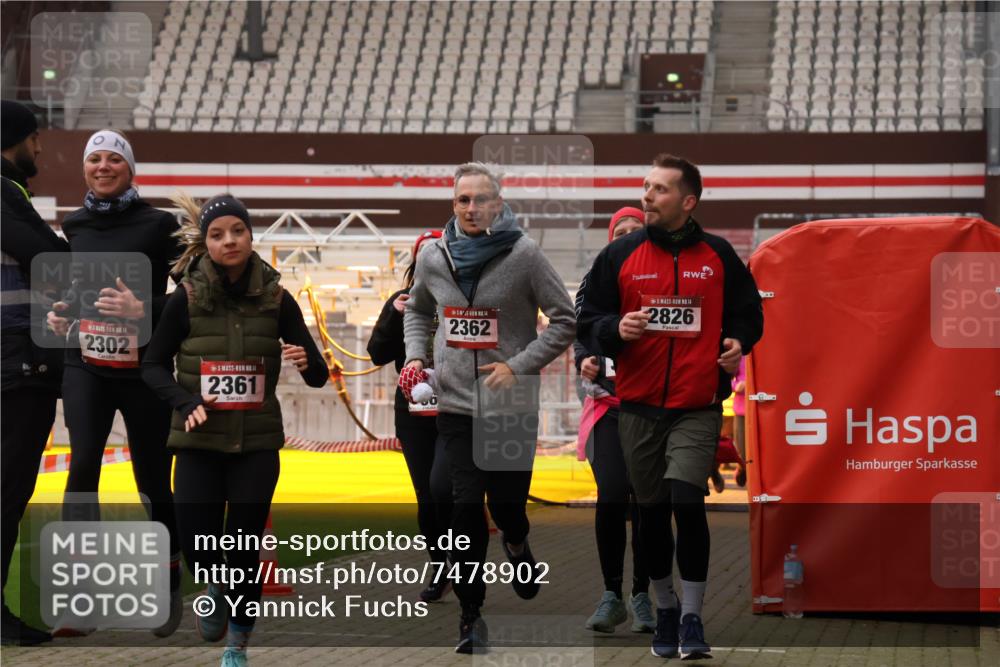 08.12.2024 - St. Pauli X-Mass-Run No. 14 Yannick Fuchs http://msf.ph/oto/7478902 08.12.2024 10:01:58 Ziel 86, 1751, 1784, 2302, 2361, 2362, 2817, 2826, 2833, 2965, 3093, 3304 meine-sportfotos.de