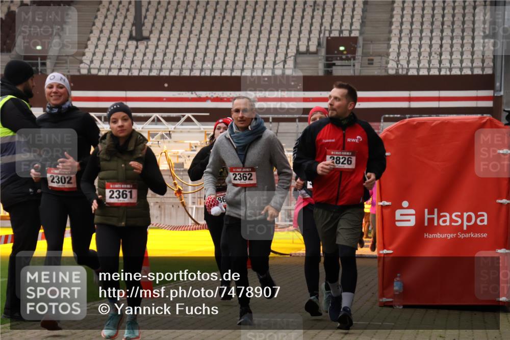 08.12.2024 - St. Pauli X-Mass-Run No. 14 Yannick Fuchs http://msf.ph/oto/7478907 08.12.2024 10:01:58 Ziel 86, 1751, 1784, 2302, 2361, 2362, 2817, 2826, 2833, 2965, 3093, 3304 meine-sportfotos.de