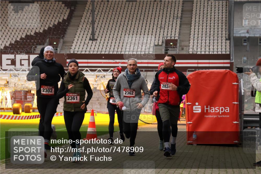 08.12.2024 - St. Pauli X-Mass-Run No. 14 Yannick Fuchs http://msf.ph/oto/7478909 08.12.2024 10:01:58 Ziel 86, 1751, 1784, 2302, 2361, 2362, 2817, 2826, 2833, 2965, 3093, 3304 meine-sportfotos.de
