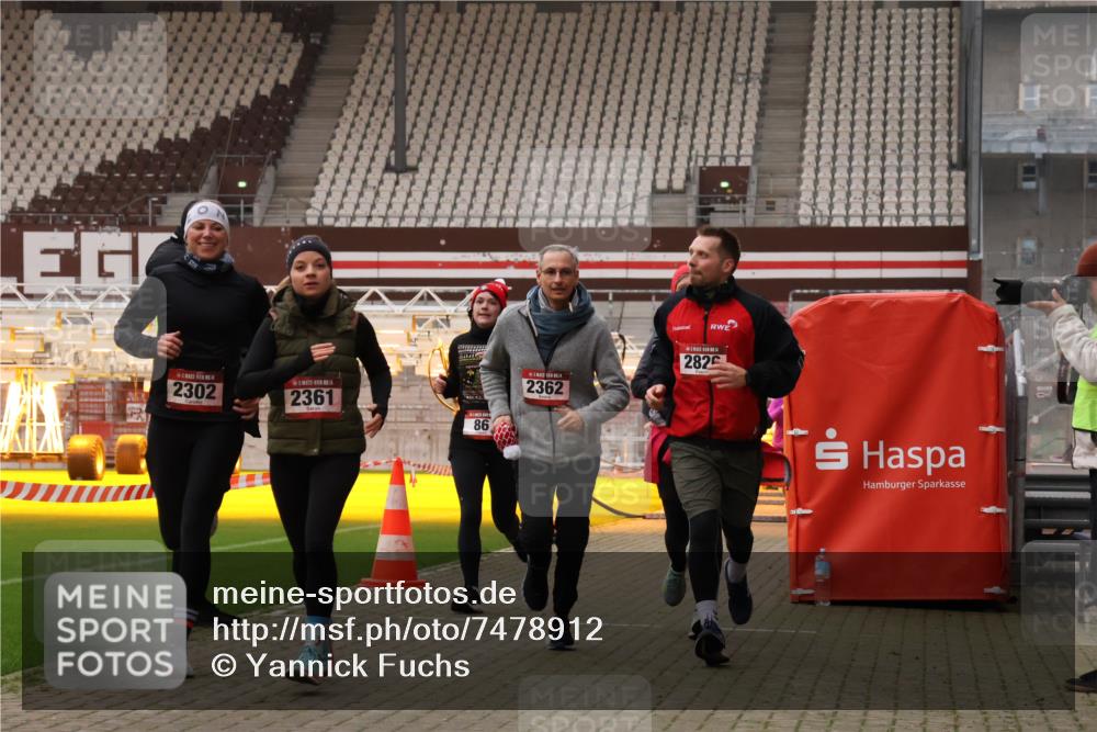 08.12.2024 - St. Pauli X-Mass-Run No. 14 Yannick Fuchs http://msf.ph/oto/7478912 08.12.2024 10:01:58 Ziel 86, 1751, 1784, 2302, 2361, 2362, 2817, 2826, 2833, 2965, 3093, 3304 meine-sportfotos.de