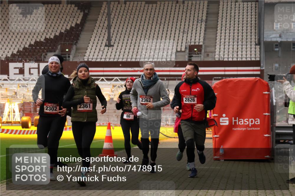 08.12.2024 - St. Pauli X-Mass-Run No. 14 Yannick Fuchs http://msf.ph/oto/7478915 08.12.2024 10:01:58 Ziel 86, 1751, 1784, 2302, 2361, 2362, 2817, 2826, 2833, 2965, 3093, 3304 meine-sportfotos.de