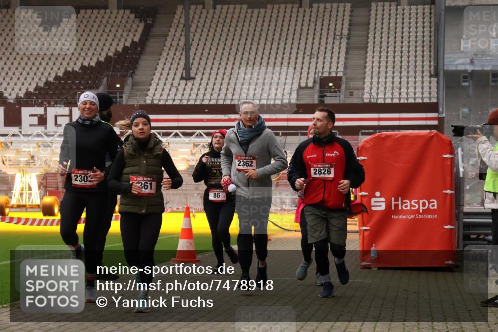 08.12.2024 - St. Pauli X-Mass-Run No. 14 Yannick Fuchs http://msf.ph/oto/7478918 08.12.2024 10:01:58 Ziel 86, 1751, 1784, 2302, 2361, 2362, 2817, 2826, 2833, 2965, 3093, 3304 meine-sportfotos.de