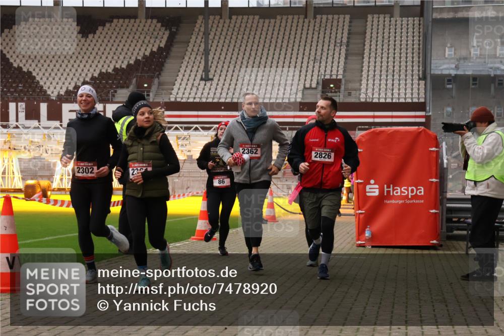 08.12.2024 - St. Pauli X-Mass-Run No. 14 Yannick Fuchs http://msf.ph/oto/7478920 08.12.2024 10:01:59 Ziel 86, 1751, 1784, 2302, 2361, 2362, 2817, 2826, 2833, 2965, 3093, 3304 meine-sportfotos.de
