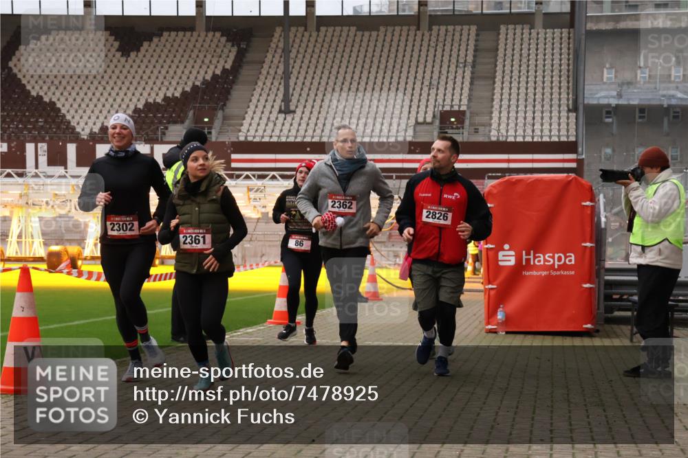 08.12.2024 - St. Pauli X-Mass-Run No. 14 Yannick Fuchs http://msf.ph/oto/7478925 08.12.2024 10:01:59 Ziel 86, 1751, 1784, 2302, 2361, 2362, 2817, 2826, 2833, 2965, 3093, 3304 meine-sportfotos.de