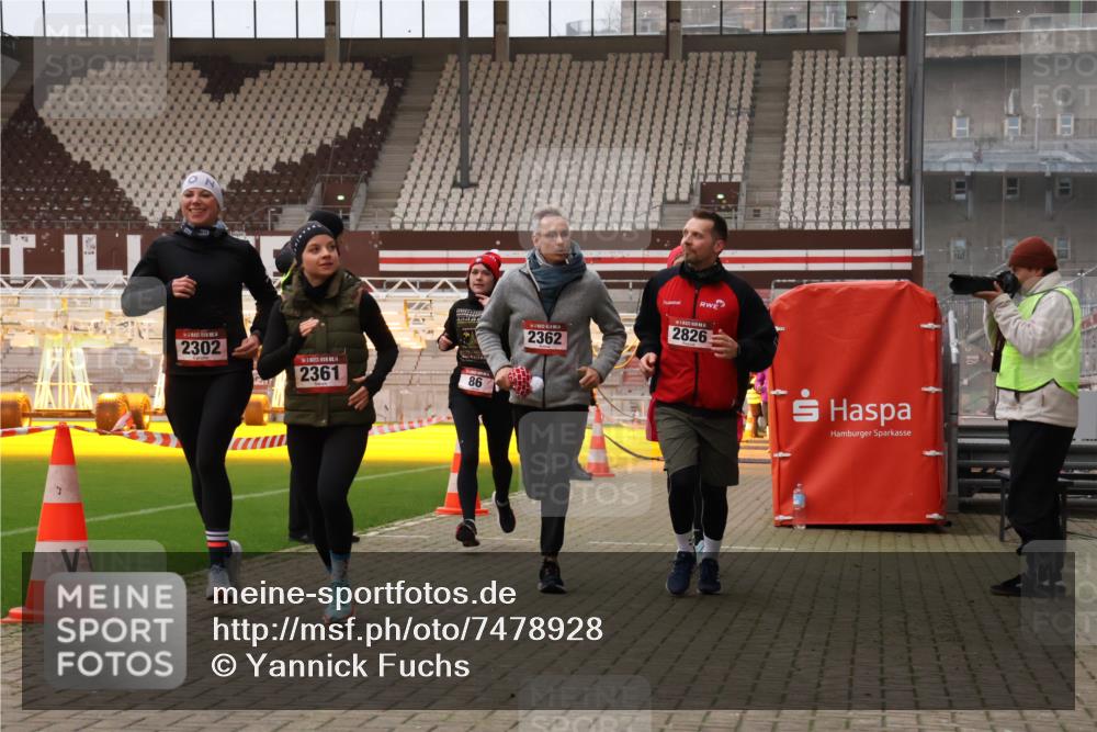 08.12.2024 - St. Pauli X-Mass-Run No. 14 Yannick Fuchs http://msf.ph/oto/7478928 08.12.2024 10:01:59 Ziel 86, 1751, 1784, 2302, 2361, 2362, 2817, 2826, 2833, 2965, 3093, 3304 meine-sportfotos.de