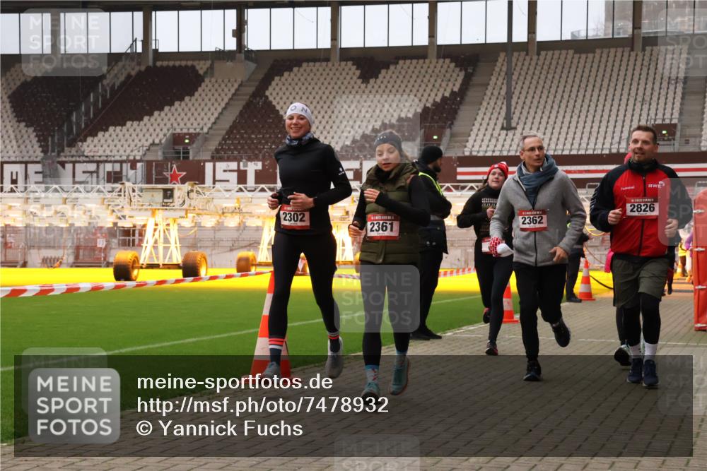 08.12.2024 - St. Pauli X-Mass-Run No. 14 Yannick Fuchs http://msf.ph/oto/7478932 08.12.2024 10:01:59 Ziel 86, 1751, 1784, 2302, 2361, 2362, 2817, 2826, 2833, 2965, 3093, 3304 meine-sportfotos.de
