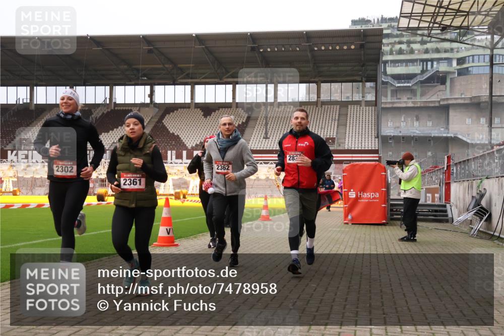 08.12.2024 - St. Pauli X-Mass-Run No. 14 Yannick Fuchs http://msf.ph/oto/7478958 08.12.2024 10:02:00 Ziel 86, 1751, 1784, 2302, 2361, 2362, 2817, 2826, 2833, 2965, 3093, 3304 meine-sportfotos.de