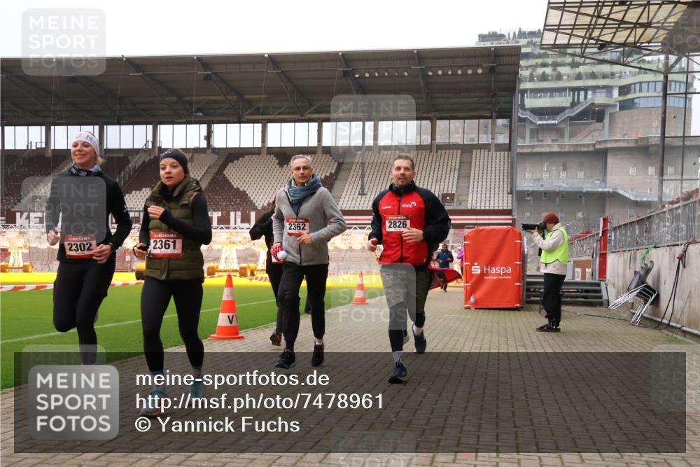 08.12.2024 - St. Pauli X-Mass-Run No. 14 Yannick Fuchs http://msf.ph/oto/7478961 08.12.2024 10:02:01 Ziel 86, 1751, 1784, 2302, 2361, 2362, 2817, 2826, 2833, 2965, 3093, 3304 meine-sportfotos.de