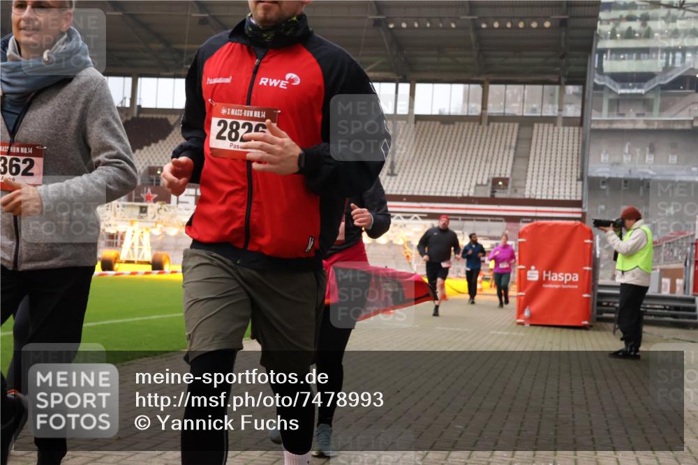 08.12.2024 - St. Pauli X-Mass-Run No. 14 Yannick Fuchs http://msf.ph/oto/7478993 08.12.2024 10:02:02 Ziel 86, 1751, 1784, 2302, 2361, 2362, 2780, 2817, 2826, 2833, 2965, 3093, 3304 meine-sportfotos.de