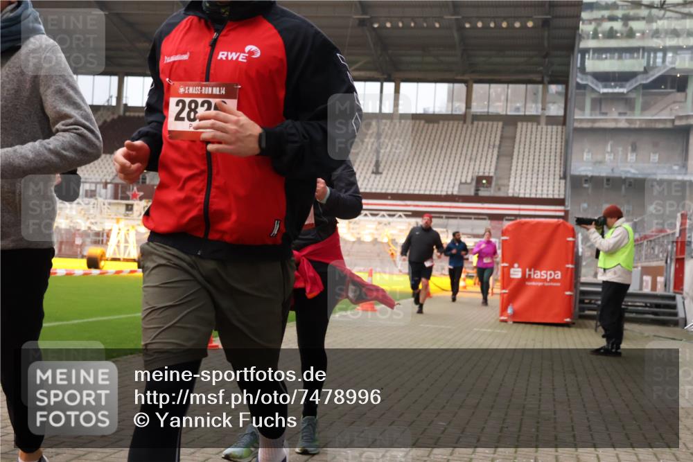 08.12.2024 - St. Pauli X-Mass-Run No. 14 Yannick Fuchs http://msf.ph/oto/7478996 08.12.2024 10:02:02 Ziel 86, 1751, 1784, 2302, 2361, 2362, 2780, 2817, 2826, 2833, 2965, 3093, 3304 meine-sportfotos.de