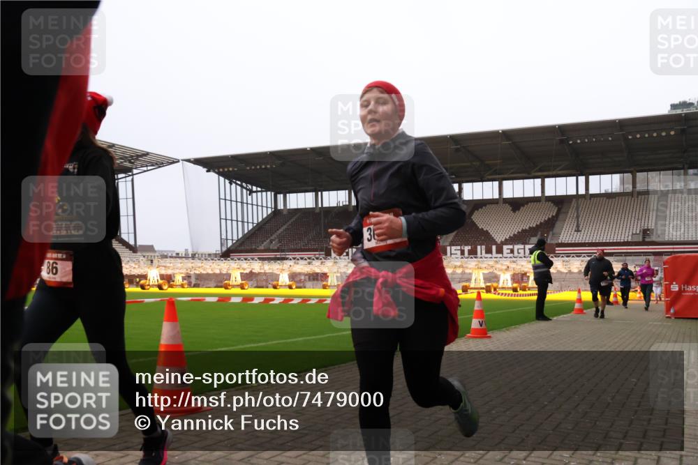 08.12.2024 - St. Pauli X-Mass-Run No. 14 Yannick Fuchs http://msf.ph/oto/7479000 08.12.2024 10:02:03 Ziel 86, 588, 1751, 1784, 2302, 2361, 2362, 2780, 2817, 2826, 2965, 3093, 3304 meine-sportfotos.de