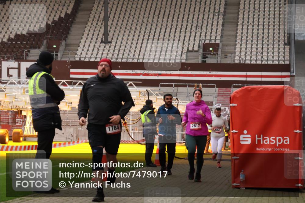 08.12.2024 - St. Pauli X-Mass-Run No. 14 Yannick Fuchs http://msf.ph/oto/7479017 08.12.2024 10:02:04 Ziel 86, 588, 1784, 2302, 2361, 2362, 2780, 2817, 2826, 2965, 3093, 3304 meine-sportfotos.de