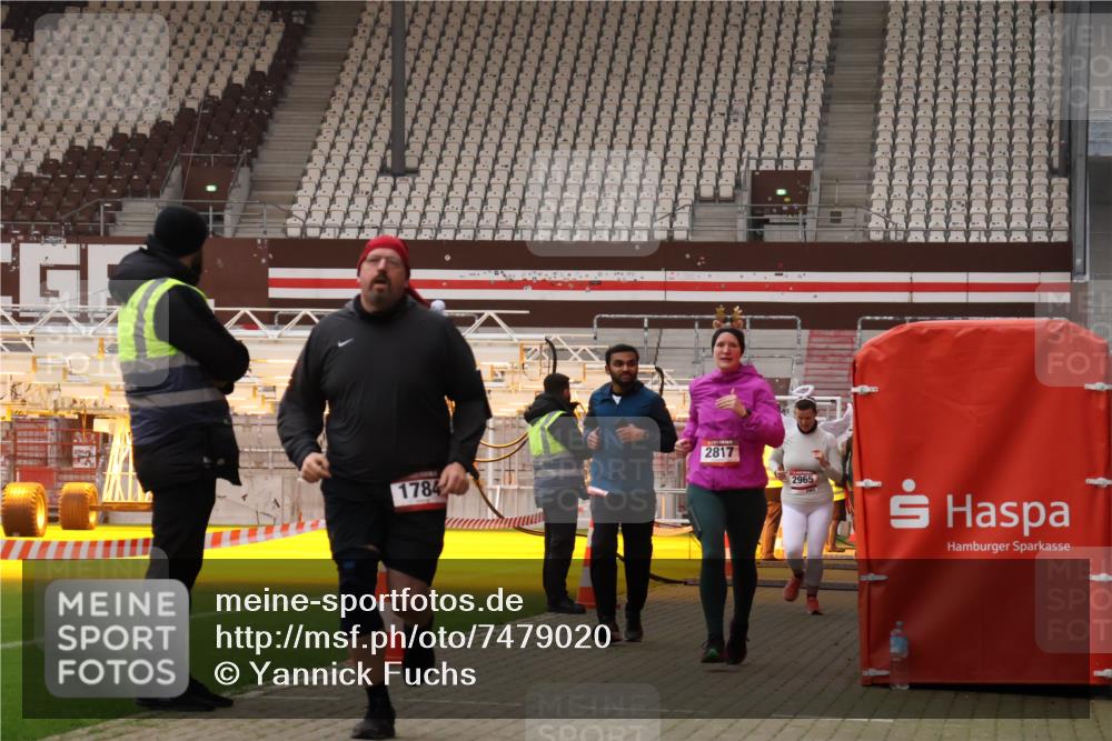 08.12.2024 - St. Pauli X-Mass-Run No. 14 Yannick Fuchs http://msf.ph/oto/7479020 08.12.2024 10:02:04 Ziel 86, 588, 1784, 2302, 2361, 2362, 2780, 2817, 2826, 2965, 3093, 3304 meine-sportfotos.de