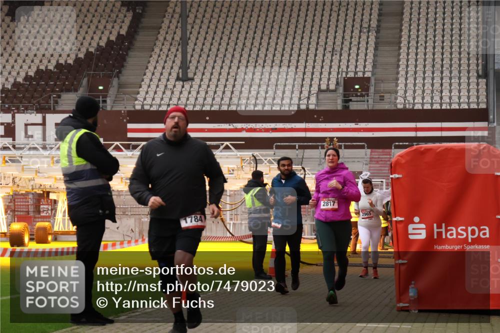 08.12.2024 - St. Pauli X-Mass-Run No. 14 Yannick Fuchs http://msf.ph/oto/7479023 08.12.2024 10:02:04 Ziel 86, 588, 1784, 2302, 2361, 2362, 2780, 2817, 2826, 2965, 3093, 3304 meine-sportfotos.de