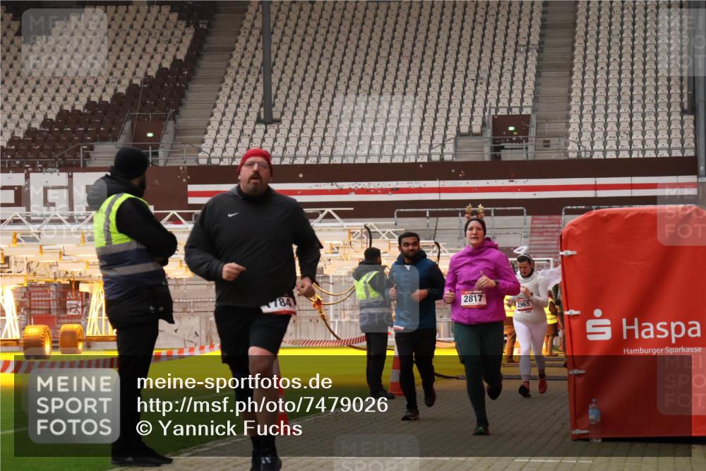 08.12.2024 - St. Pauli X-Mass-Run No. 14 Yannick Fuchs http://msf.ph/oto/7479026 08.12.2024 10:02:04 Ziel 86, 588, 1784, 2302, 2361, 2362, 2780, 2817, 2826, 2965, 3093, 3304 meine-sportfotos.de