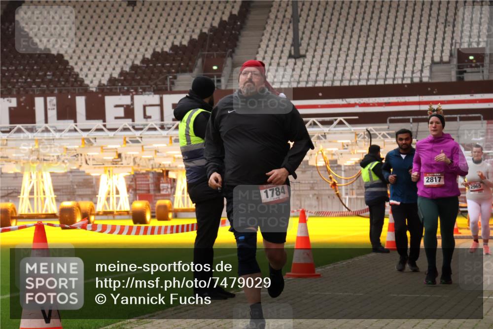 08.12.2024 - St. Pauli X-Mass-Run No. 14 Yannick Fuchs http://msf.ph/oto/7479029 08.12.2024 10:02:04 Ziel 86, 588, 1784, 2302, 2361, 2362, 2780, 2817, 2826, 2965, 3093, 3304 meine-sportfotos.de